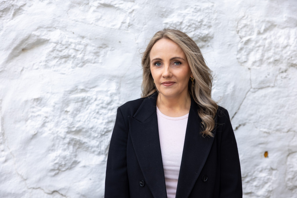 TAÐ ER LÆTT AT BRÚKA PENGAR, OG AT LYFTA PEIKIFINGURIN